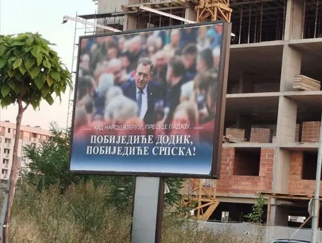 U Istočnom Sarajevu postavljen bilbord podrške Miloradu Dodiku: "Kad narod vjeruje, presude padaju..."